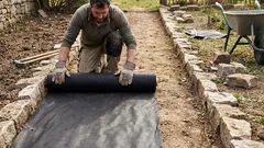 Wie man verhindert, dass Unkraut in den Wegen wächst: kostengünstiges Material, das kein Licht durchlässt