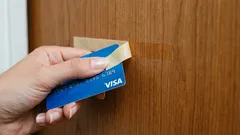 Wie man doppelseitiges Klebeband und dessen Rückstände schnell und mühelos entfernt: 10 Methoden und ein nützlicher Spickzettel