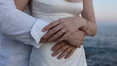 Wie soll man sich gegenüber einem Mann verhalten, damit er sich von selbst zu einer Frau hingezogen fühlt?