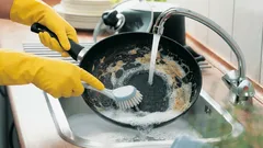 Backpulver oder chemische Mittel? Welche Methoden zum Reinigen von Pfannen sind am effektivsten?