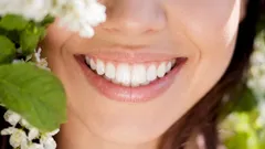 Mischen Sie einfach diese drei Zutaten zusammen, und Ihre Zähne werden im Handumdrehen weißer.