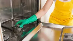 Erfahren Sie, wie Sie Ihren Geschirrspüler schnell reinigen können: Backpulver oder Essig für ein perfektes Ergebnis.