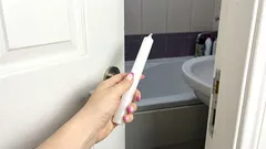 Einmal im Monat gehe ich ins Badezimmer und nehme eine gewöhnliche Kerze mit. Sie löst gleich drei Probleme