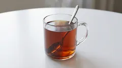 Warum man einen Löffel in die Tasse legt, wenn man kochendes Wasser einschenkt: ein vergessener Trick, den nur wenige kennen