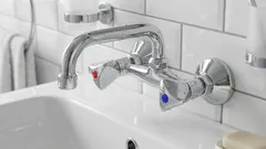 Warum ist kaltes Wasser immer rechts, und was passiert, wenn man es umgekehrt macht: Darf man kaltes und heißes Wasser nicht vertauschen?