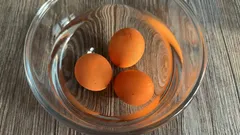 Legen Sie hartgekochte Eier niemals in kaltes Wasser.